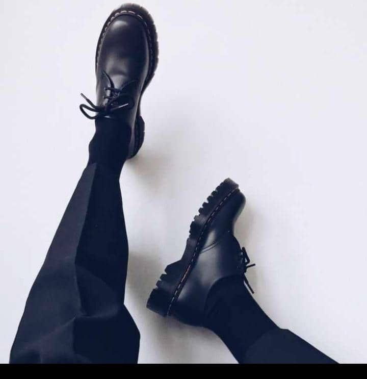  Dr Martens - Jarrick - Chaussures basses lisses à lacets avec 3 paires d'œillets - Noir